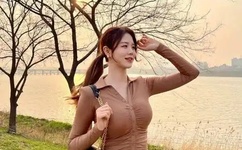 小恩雅穿红色内衣